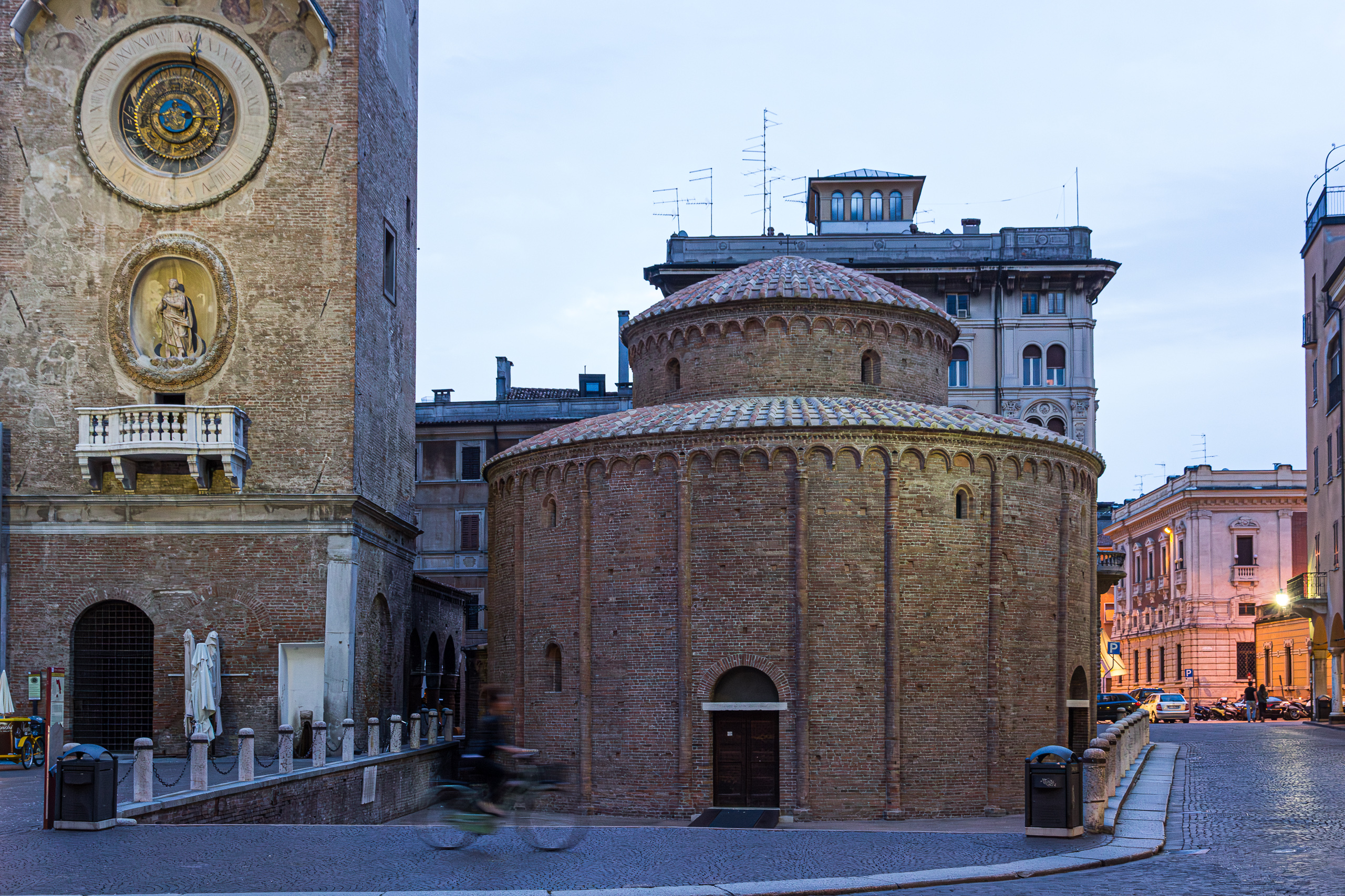 Ankunft in Mantova – die Rotonda di San Lorenzo und der Uhrturm im Abendlicht